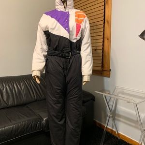Pre-owned SKI LION ski suit. Size L, but run M